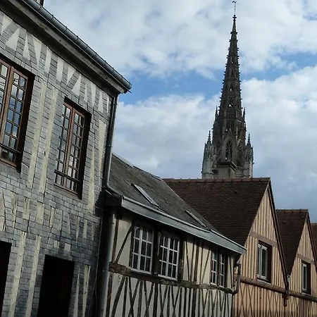 Dans L'atelier De R Готель типу 